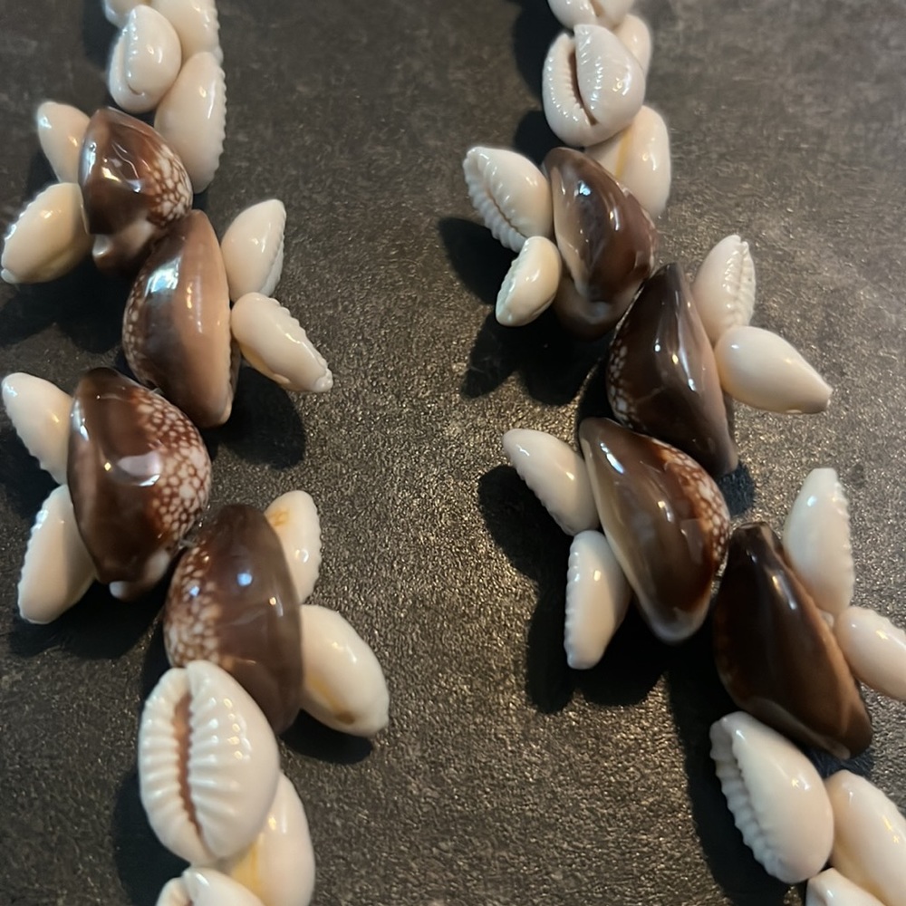 Shell Bow Necklace - Picture 3 of 3